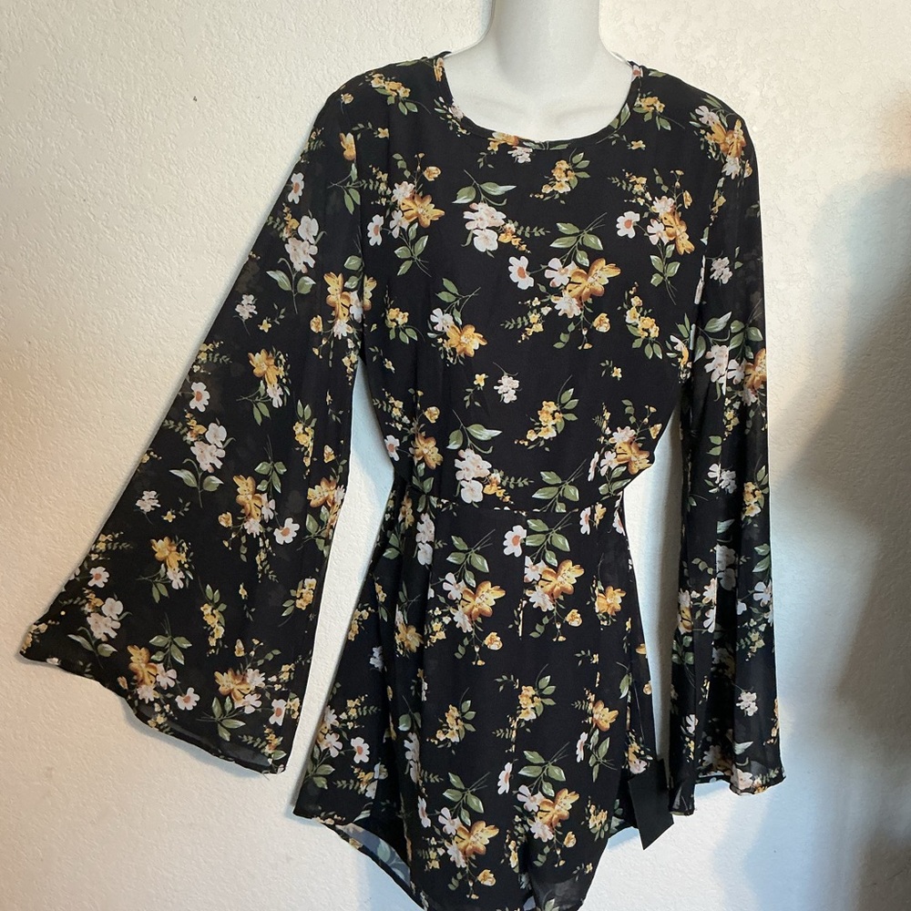 Lulus women’s Floral Romper w/long flared sleeves & sexy bare back. Size L
